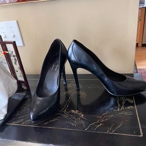 Donald Pliner Classic Black Pump Size 10B